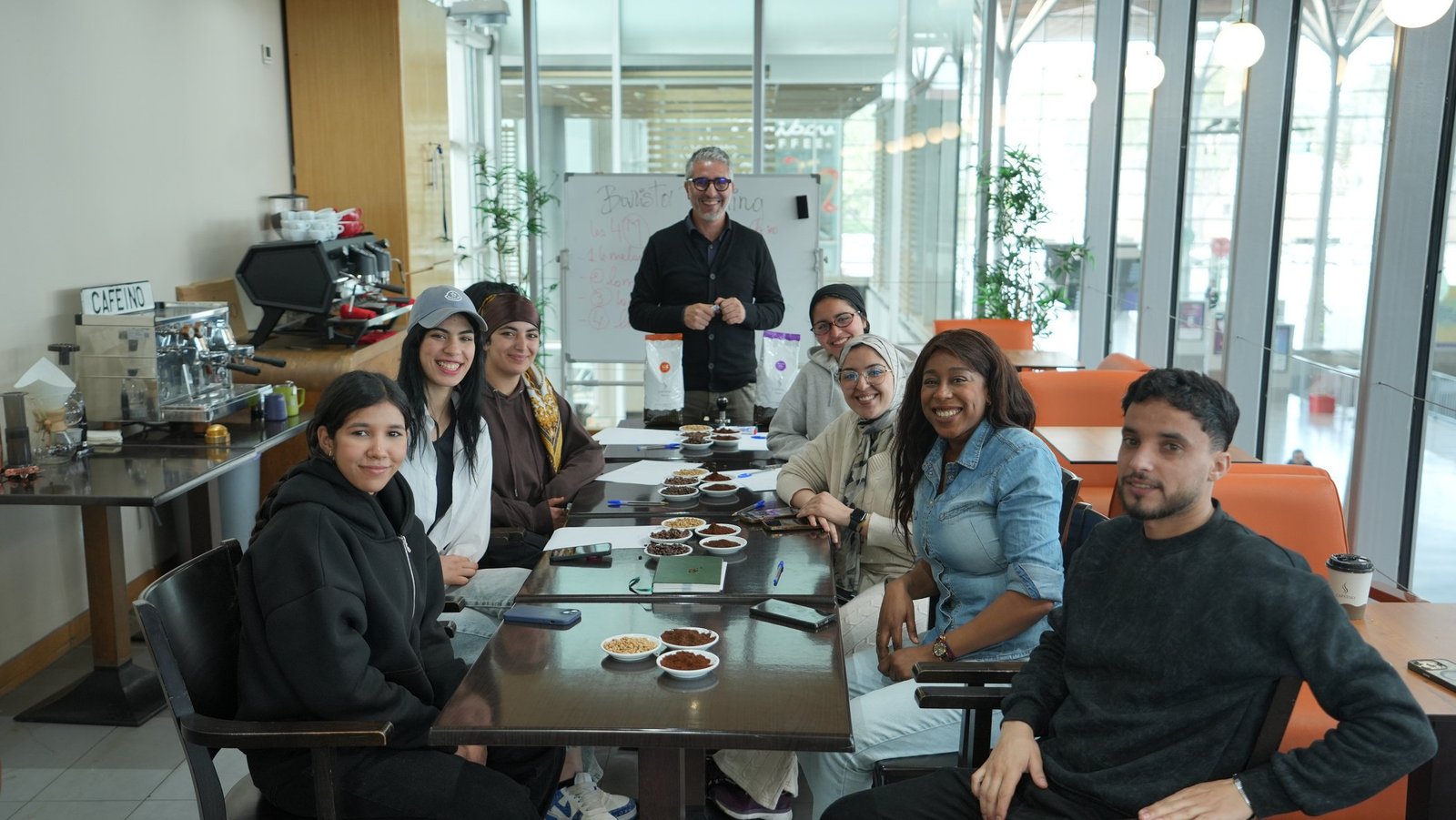 Participants à la formation barista Caféino à Casablanca, autour d’une table de dégustation de cafés