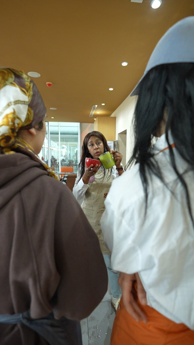 Latifa Addamchi, formatrice barista et double championne du Maroc, pendant une séance de formation Caféino